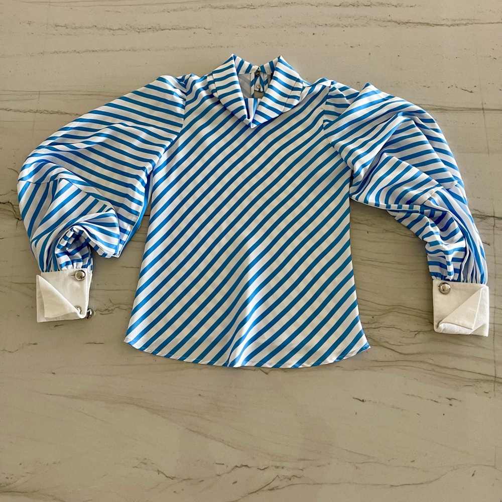 Gracia women’s diagonal striped flowy top with white cuffs and full sleeves